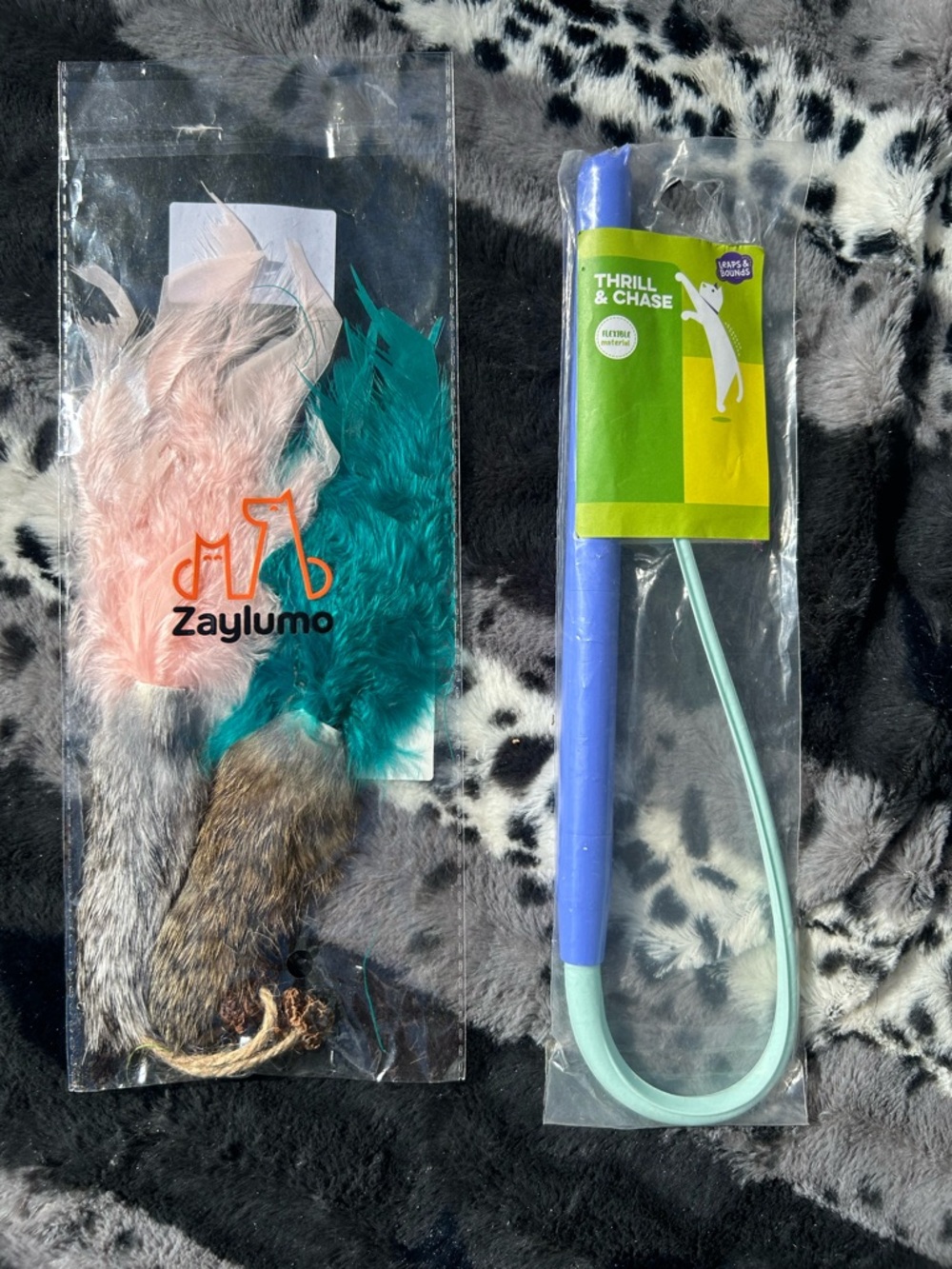 Zaylumo Feather Cat Toy Pack with Thrill & Chase Wand - Pink, Teal, Brown, Blue